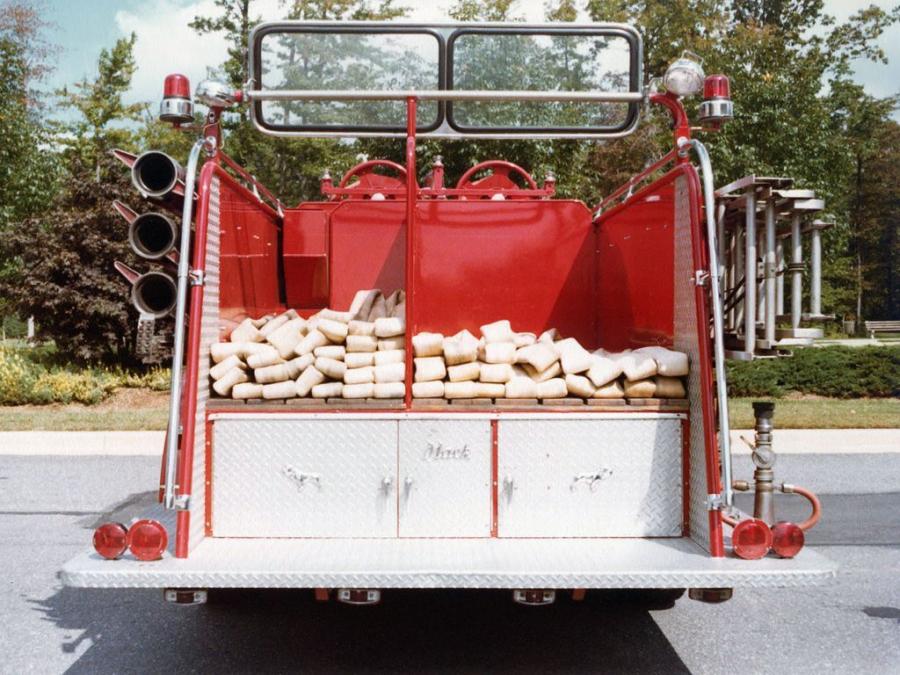  Mack L-85 Firetruck 1954 года  (фото 4 из 4)